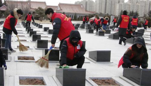 연길시퇴역군인사무국 뢰봉따라배우기 자원봉사활동 펼쳐