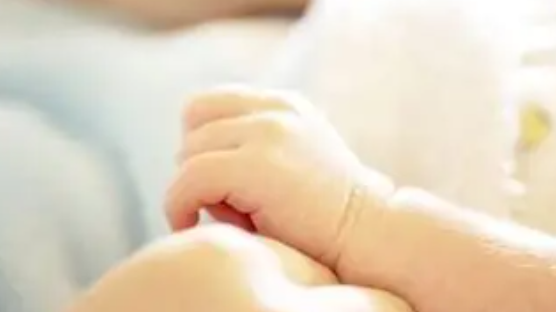 생후 3주 된 딸을 석궁으로 쏘다니