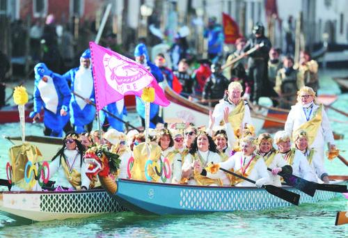 밀라노 동계올림픽 앞두고 베네찌아, 화려한 수상퍼레이드 눈길